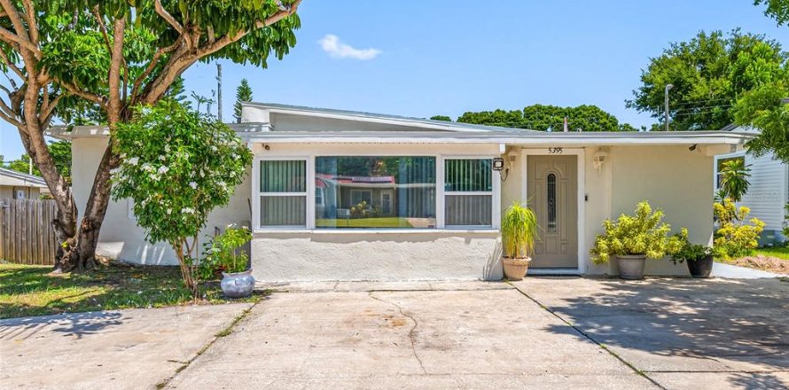 Villa ou maison à Saint Petersburg, Floride 4 chambres, 168.71 m2 № 1876347