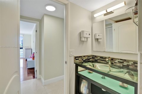 Снять в аренду кондоминиум в Бей-Харбор-Айлендс, Флорида 2 спальни, 97.55м2, № 1954493 - фото 27