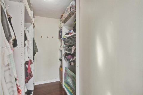 Снять в аренду кондоминиум в Бей-Харбор-Айлендс, Флорида 2 спальни, 97.55м2, № 1954493 - фото 24