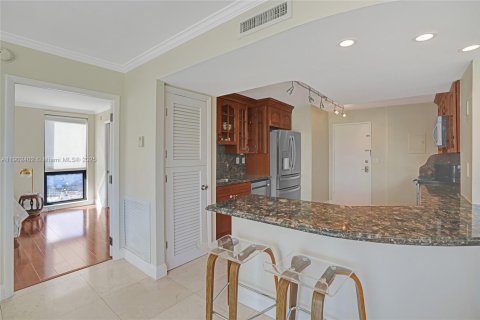 Снять в аренду кондоминиум в Бей-Харбор-Айлендс, Флорида 2 спальни, 97.55м2, № 1954493 - фото 13