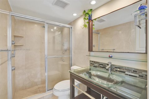 Снять в аренду кондоминиум в Бей-Харбор-Айлендс, Флорида 2 спальни, 97.55м2, № 1954493 - фото 26