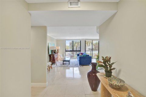 Снять в аренду кондоминиум в Бей-Харбор-Айлендс, Флорида 2 спальни, 97.55м2, № 1954493 - фото 3