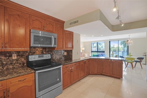 Снять в аренду кондоминиум в Бей-Харбор-Айлендс, Флорида 2 спальни, 97.55м2, № 1954493 - фото 8