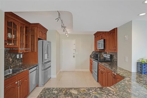 Снять в аренду кондоминиум в Бей-Харбор-Айлендс, Флорида 2 спальни, 97.55м2, № 1954493 - фото 9