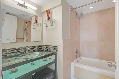 Снять в аренду кондоминиум в Бей-Харбор-Айлендс, Флорида 2 спальни, 97.55м2, № 1954493 - фото 28