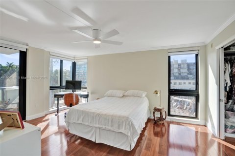 Снять в аренду кондоминиум в Бей-Харбор-Айлендс, Флорида 2 спальни, 97.55м2, № 1954493 - фото 19