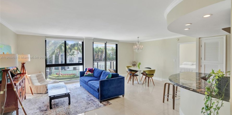 Кондоминиум с 2 спальнями в Бей-Харбор-Айлендс, Флорида № 1954493