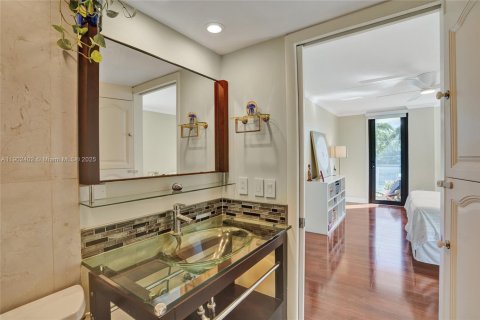 Снять в аренду кондоминиум в Бей-Харбор-Айлендс, Флорида 2 спальни, 97.55м2, № 1954493 - фото 25