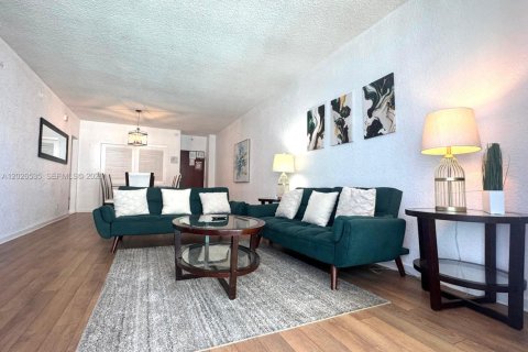 Condominio en venta en Hollywood, Florida, 1 dormitorio, 84.08 m2 № 2154288 - foto 4