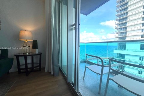 Condominio en venta en Hollywood, Florida, 1 dormitorio, 84.08 m2 № 2154288 - foto 6