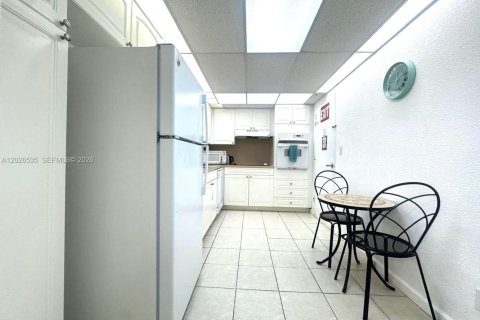 Condominio en venta en Hollywood, Florida, 1 dormitorio, 84.08 m2 № 2154288 - foto 2