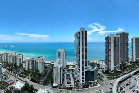 Condo in Hollywood, Florida, 2 bedrooms  № 1764062 - photo 1