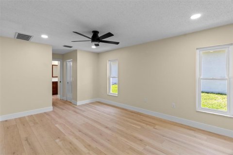 House in Spring Hill, Florida 2 bedrooms, 206.06 sq.m. № 2106133 - photo 29