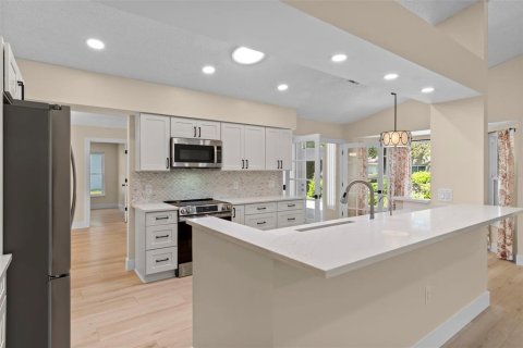 House in Spring Hill, Florida 2 bedrooms, 206.06 sq.m. № 2106133 - photo 17