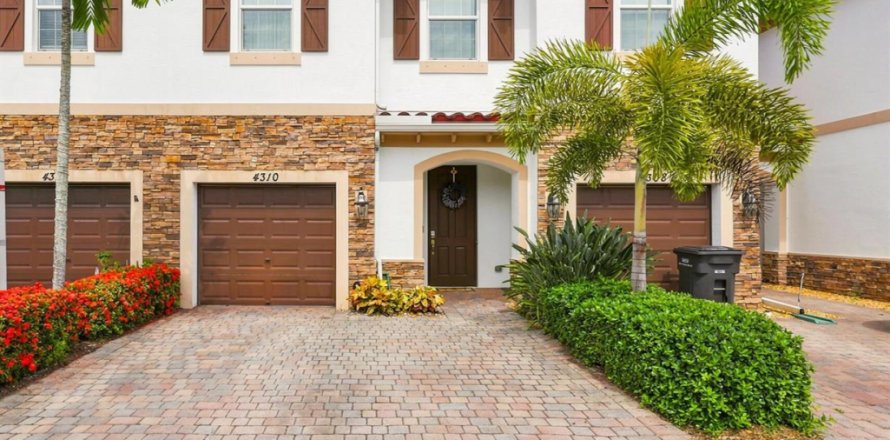 Townhouse in West Palm Beach, Florida 4 bedrooms, 161.37 sq.m. № 2246615