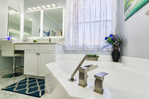 Villa ou maison à vendre à Coral Springs, Floride: 6 chambres, 304.72 m2 № 1942352 - photo 23