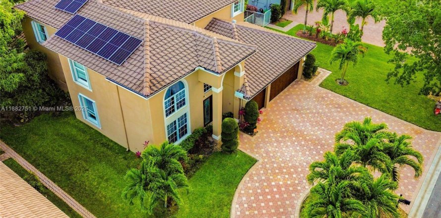 Villa ou maison à Coral Springs, Floride 6 chambres, 304.72 m2 № 1942352