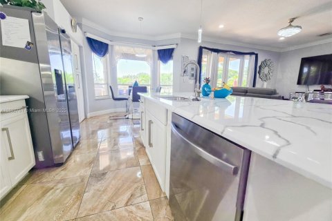 Villa ou maison à vendre à Coral Springs, Floride: 6 chambres, 304.72 m2 № 1942352 - photo 10