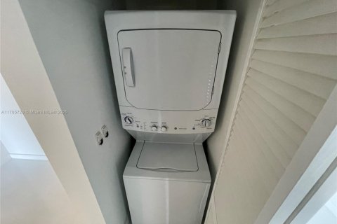 Купить кондоминиум в Майами, Флорида 1 спальня, 62.43м2, № 2053541 - фото 10
