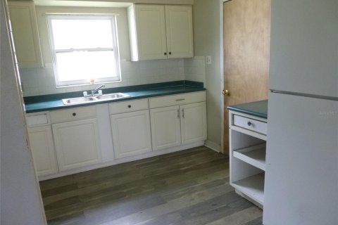 House in Frostproof, Florida 3 bedrooms, 92.53 sq.m. № 2239291 - photo 3