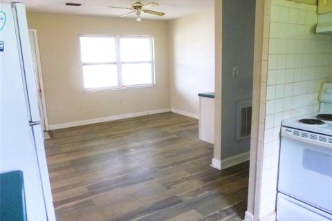 House in Frostproof, Florida 3 bedrooms, 92.53 sq.m. № 2239291 - photo 6