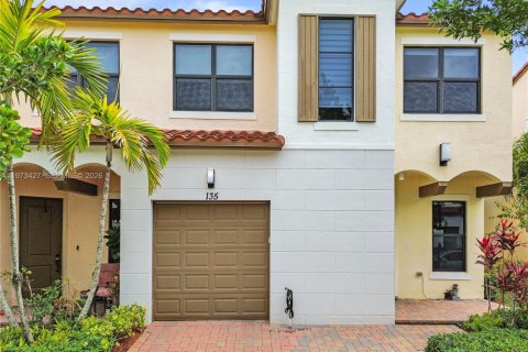 Adosado en Pembroke Pines, Florida 3 dormitorios, 162.49 m2 № 2033293