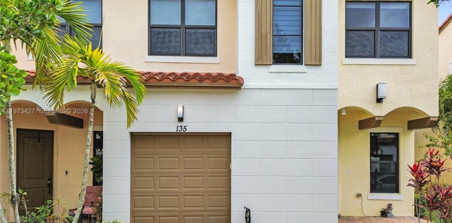 Adosado en Pembroke Pines, Florida 3 dormitorios, 162.49 m2 № 2033293