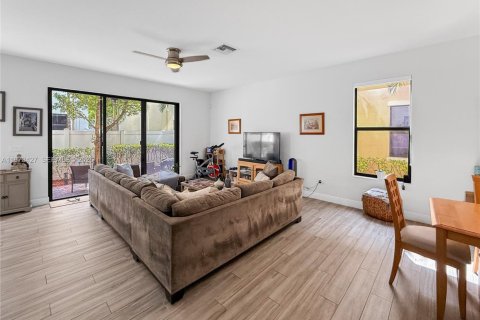 Adosado en venta en Pembroke Pines, Florida, 3 dormitorios, 162.49 m2 № 2033293 - foto 11