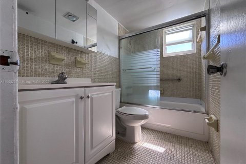 Condo in Miami Beach, Florida, 1 bedroom  № 1955038 - photo 11