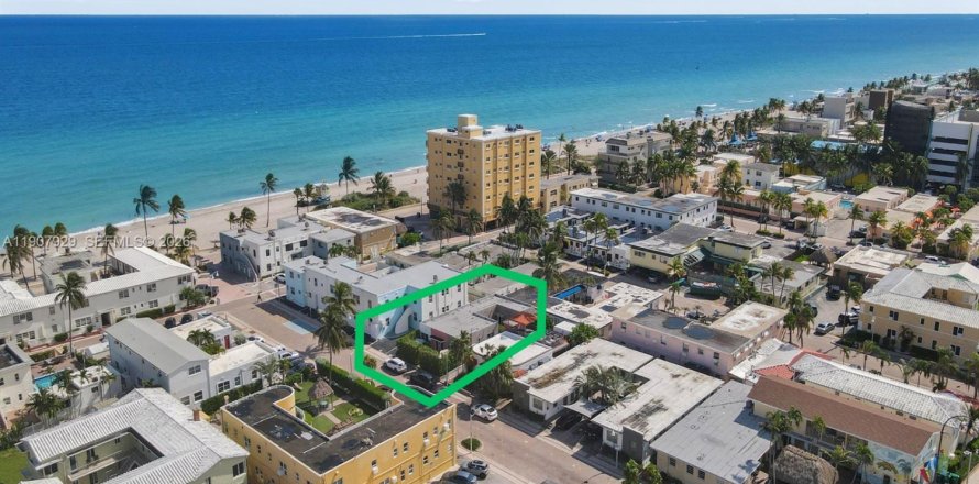 Commercial property in Hollywood, Florida 157.93 sq.m. № 2082079