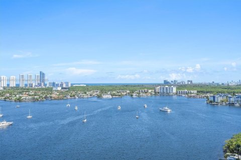 Condominio en venta en North Miami Beach, Florida, 2 dormitorios, 161.28 m2 № 2019085 - foto 2