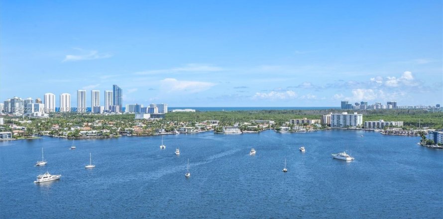 Condominio en North Miami Beach, Florida, 2 dormitorios  № 2019085