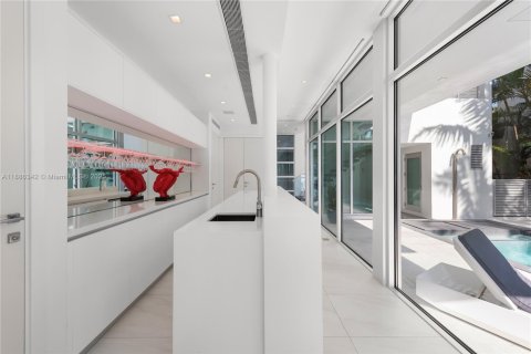 Villa ou maison à louer à Miami Beach, Floride: 6 chambres, 723.62 m2 № 1983358 - photo 9