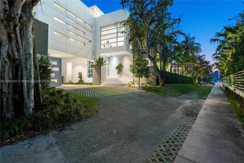 Villa ou maison à louer à Miami Beach, Floride: 6 chambres, 723.62 m2 № 1983358 - photo 4