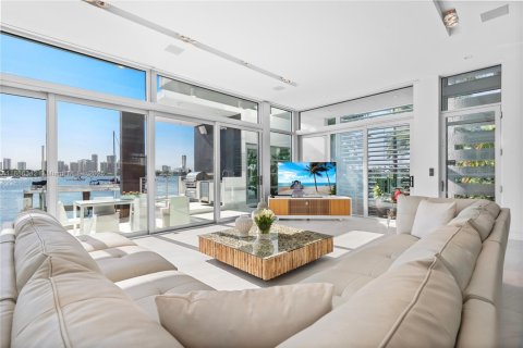 Villa ou maison à louer à Miami Beach, Floride: 6 chambres, 723.62 m2 № 1983358 - photo 15