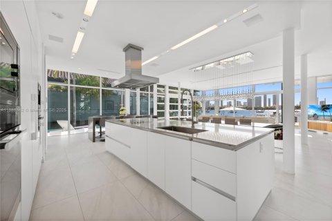 Villa ou maison à louer à Miami Beach, Floride: 6 chambres, 723.62 m2 № 1983358 - photo 12