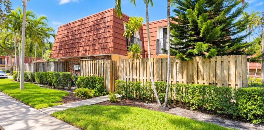 Townhouse in Plantation, Florida 2 bedrooms, 127.46 sq.m. № 2421186