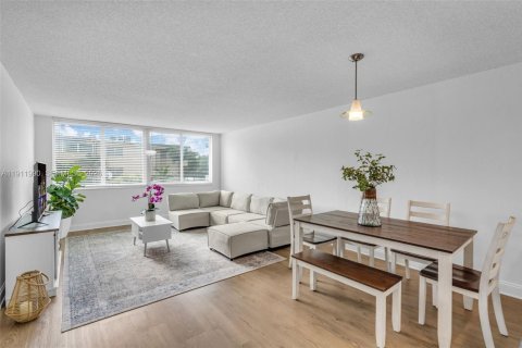 Купить кондоминиум в Майами, Флорида 3 спальни, № 1998657 - фото 2