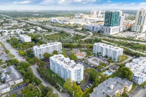 Купить кондоминиум в Майами, Флорида 3 спальни, № 1998657 - фото 25