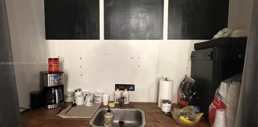 Bureau à North Miami, Floride № 763165