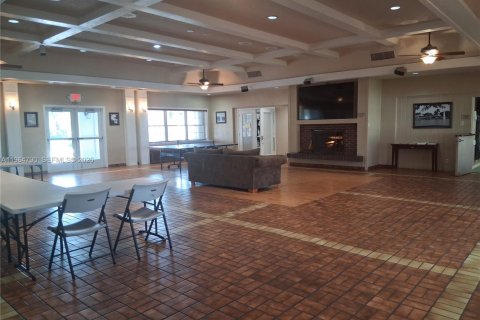 House in Miami, Florida 4 bedrooms, 134.99 sq.m. № 2026322 - photo 2