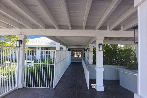 House in Miami, Florida 4 bedrooms, 134.99 sq.m. № 2026322 - photo 10