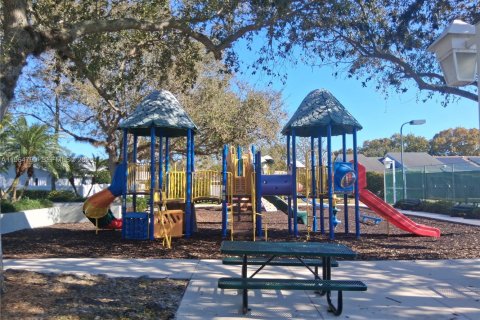 House in Miami, Florida 4 bedrooms, 134.99 sq.m. № 2026322 - photo 13