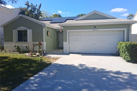 House in Miami, Florida 4 bedrooms, 134.99 sq.m. № 2026322 - photo 3