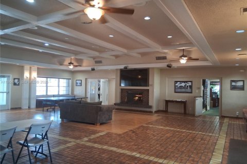 House in Miami, Florida 4 bedrooms, 134.99 sq.m. № 2026322 - photo 12