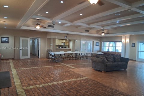 House in Miami, Florida 4 bedrooms, 134.99 sq.m. № 2026322 - photo 4