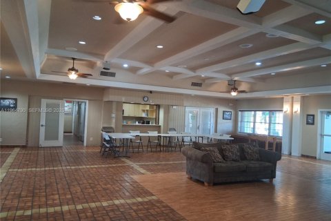 House in Miami, Florida 4 bedrooms, 134.99 sq.m. № 2026322 - photo 6