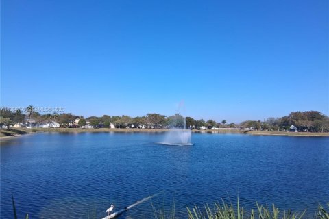 House in Miami, Florida 4 bedrooms, 134.99 sq.m. № 2026322 - photo 11