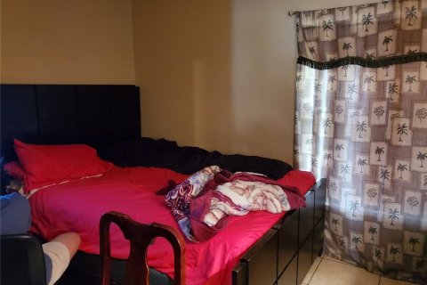 House in Poinciana, Florida 3 bedrooms, 118.45 sq.m. № 245235 - photo 23