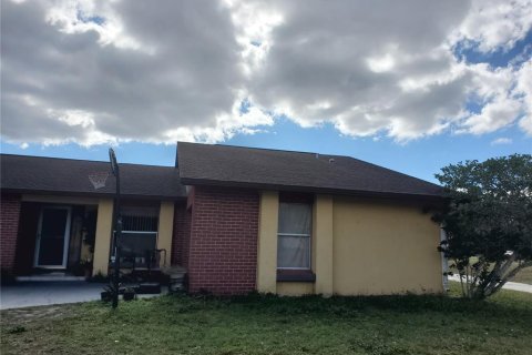 House in Poinciana, Florida 3 bedrooms, 118.45 sq.m. № 245235 - photo 2